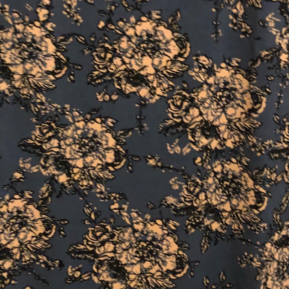 LuLaRoe Classic tee - Picture 2 of 2